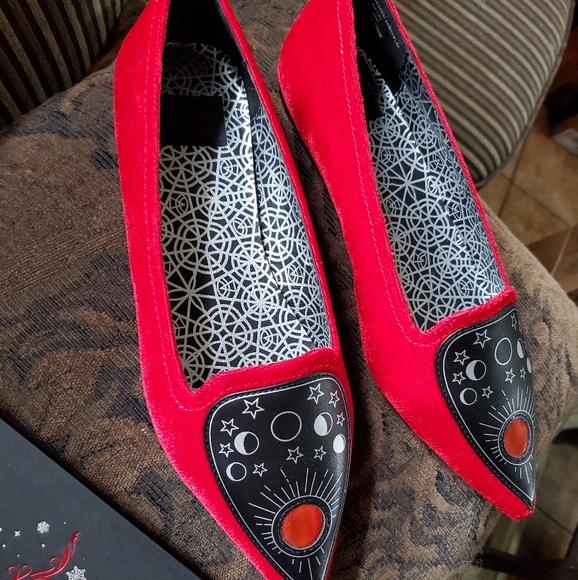 Red Velvet Ouija Planchettes Flat Shoes - Picture 7 of 7
